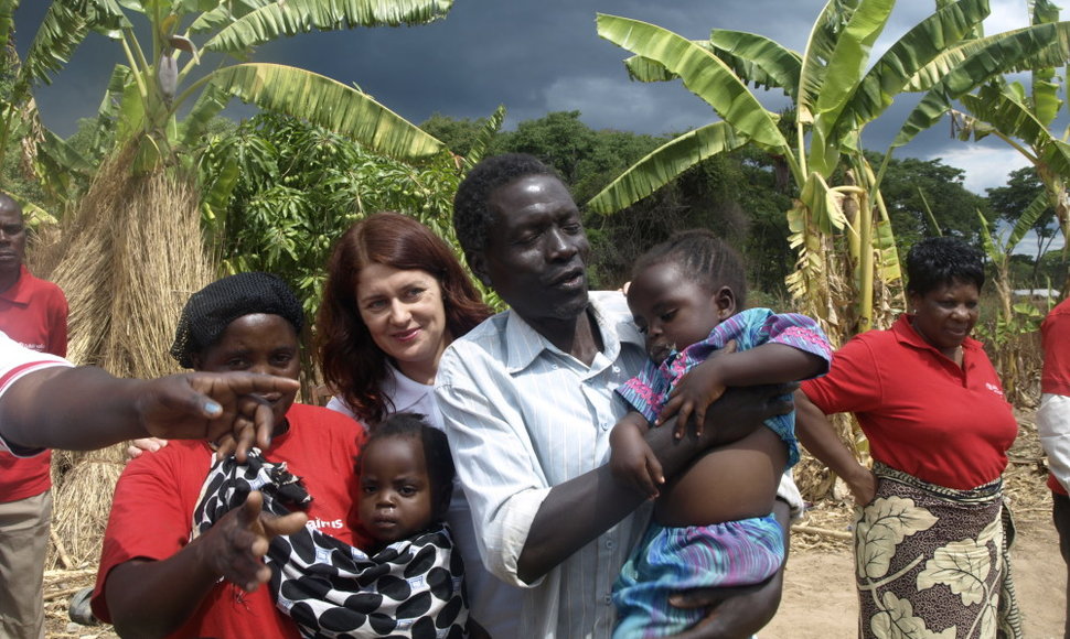Kartu su 11 vaikų šeima Kangalati kaimelyje: tėvas Selezani Mbewe su žmona ir dviem vaikais. Ši šeima gavo „lietuviškų" ožkų. 
