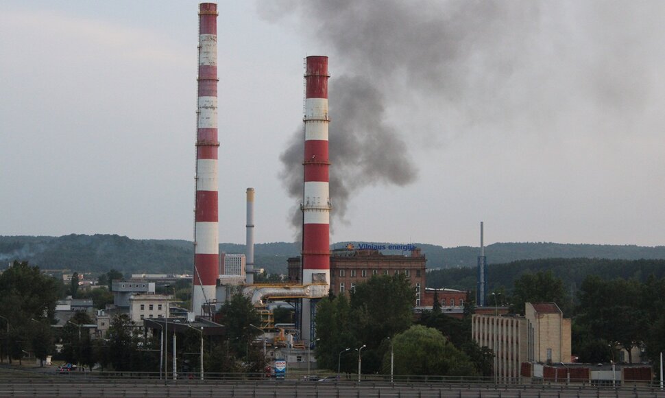 Vir&scaron; &bdquo;Vilniaus energijos&ldquo; pastato &ndash; apie gaisrą įspėjantys dūmai