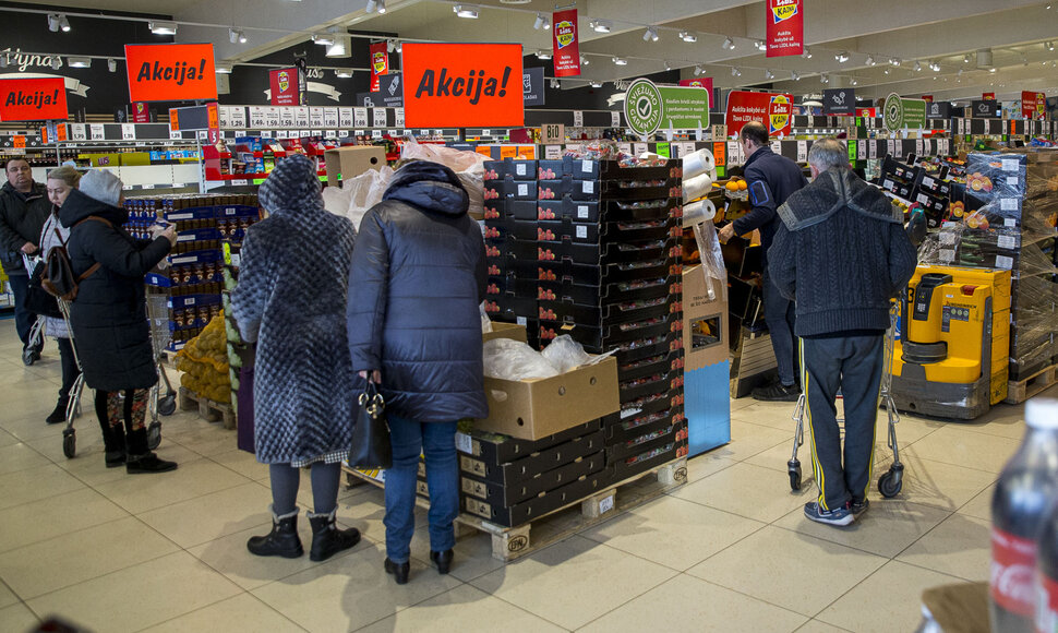 Apytu&scaron;tės parduotuvių lentynos &scaron;e&scaron;tadienio rytą