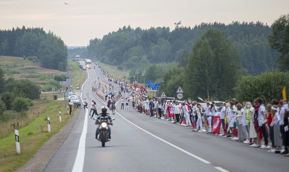 50 tūkstančių žmonių stojo į gyvą grandinę: lietuviai solidarizuojasi su baltarusiais