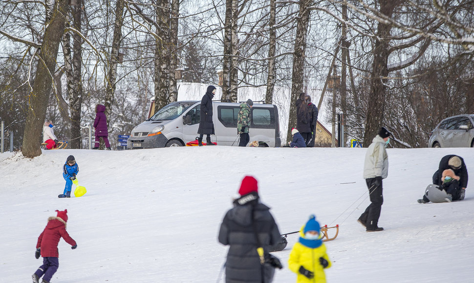 Šaltis neišgąsdino: kai kurie šeštadienio popietę leido ant kalniukų