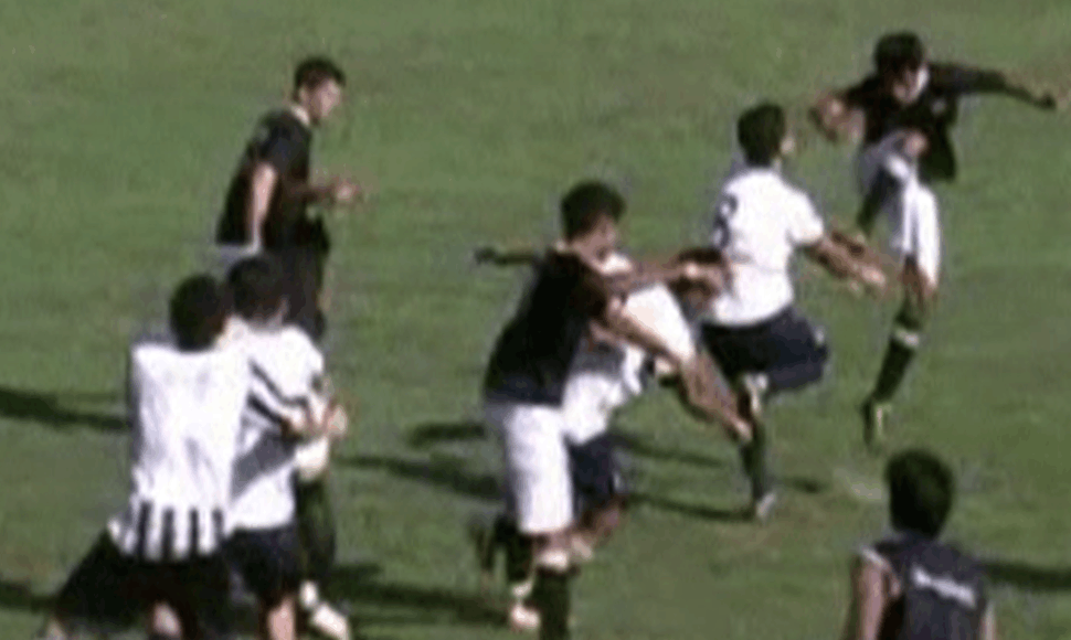 Muštynės per Paragvajaus jaunimo futboo čempionato mačą