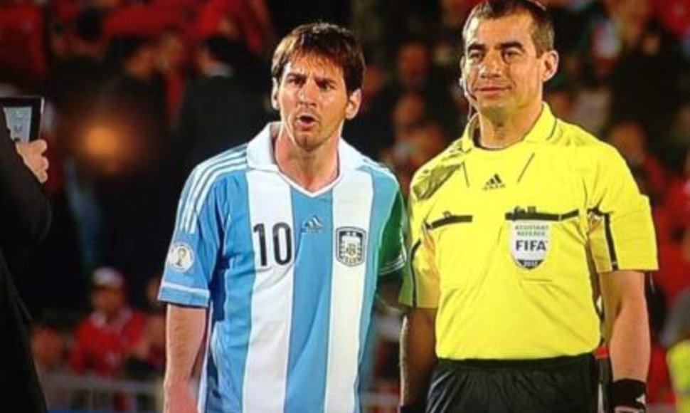 Argentinos futboo rinktinės lyderis Lionelis Messi ir mačo arbitras Nicolasas Yegrosas