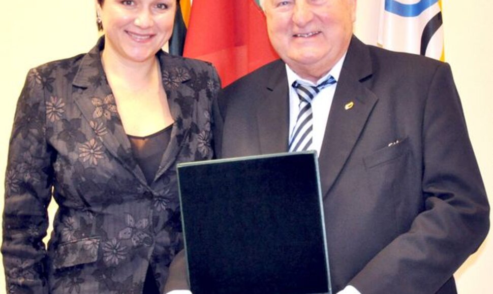 LTOK prezidentė D.Gudzinevičiūtė Europos dviračių sąjungos prezidentą W.Walkiewiczių apdovanojo LTOK lėk&scaron;tėmis