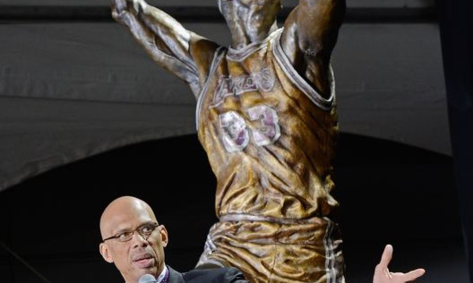  Kareemas Abdul-Jabbaras atidengė savo statulą prie Los Andželo krepšinio arenos.