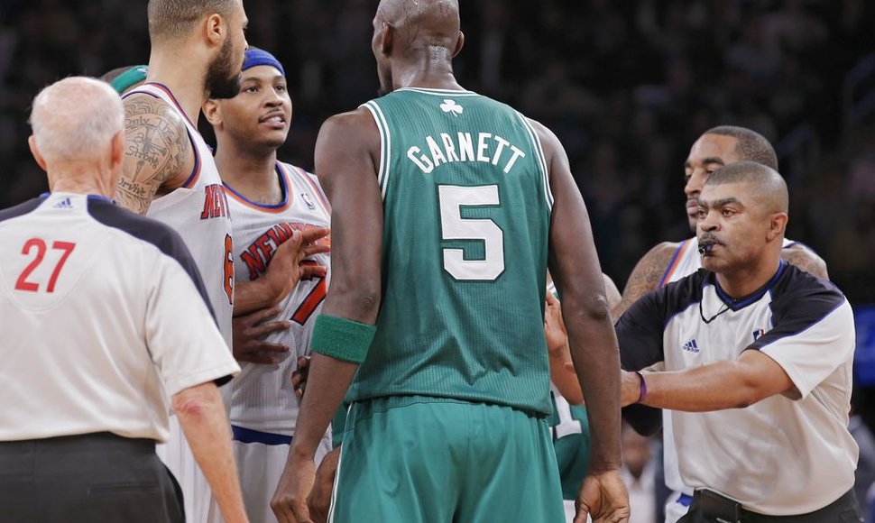 Carmelo Anthony aikštėje vos nesusimušė su kevinu Garnettu.