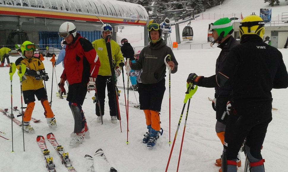 Šalies kalnų slidinėjimo čempionato belaukiant – trečias iš dešinės: absoliutus Lietuvos čempionas Karolis Janulionis.