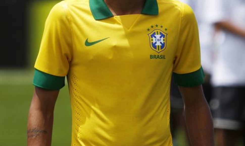 Geriausias 2012-ųjų Pietų Amerikos futbolininkas Neymaras pristatė Brazilijos futbolo rinktinės marškinėlius.