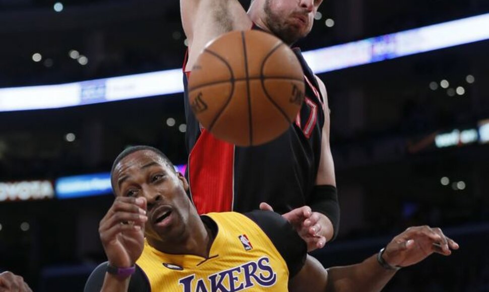 „Toronto Raptors“ žaidėjas Jonas Valančiūnas prieš „Los Angeles Lakers“ vidurio puolėją Dwightą Howardą