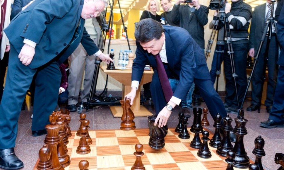 Seime šachmatais žaidė V.Landsbergis ir K.Iliumžinovas