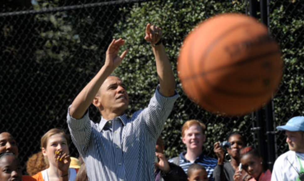 Barackas Obama bando pataikyti į krepšį