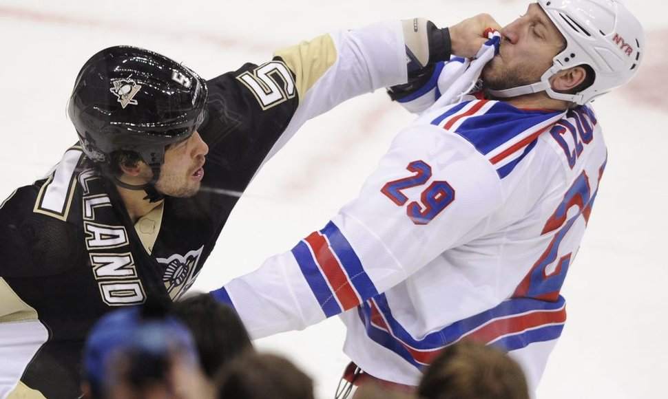 „Penguins“ žaidėjas Derykas Engellandas aiškinasi santykius su „Rangers“ atstovu  Ryanu Clowe'u