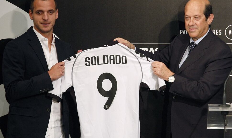 Žaidėjas Roberto Soldado ir "Valencia" prezidentas Manuelis Llorente