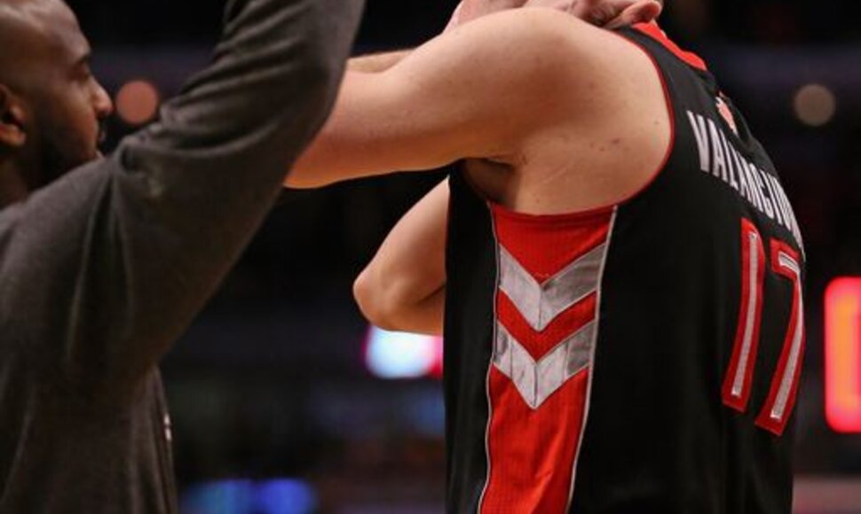 Jonas Valančiūnas mače su „Bulls“ patyrė kaklo traumą