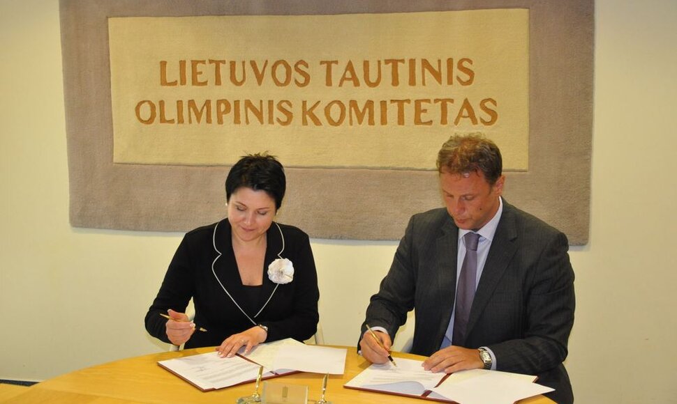 LTOK prezidentė Daina Gudzinevičiūtė ir Makedonijos olimpinio komiteto gen. sekretorius Saša Popovskis pasirašė bendradarbiavimo sutartį.