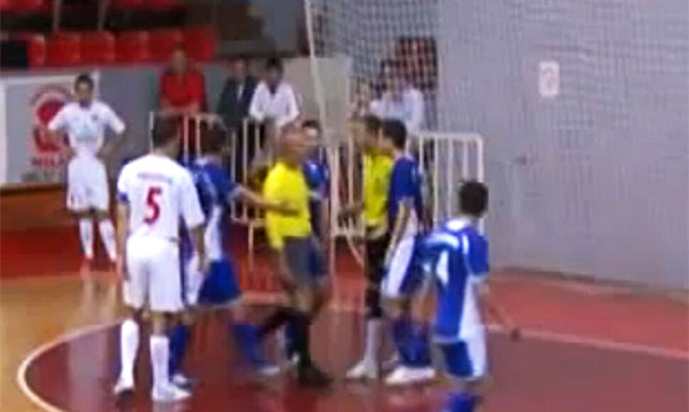 Futbolo terisėjas sumušė vartininką