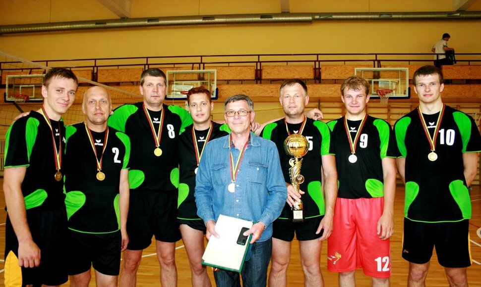 Šalies vasaros žaidynių pirmenybes laimėjusi Lazdijų sporto centro vyrų tinklinio komanda su treneriu Anatolijumi Mikutovskiu (centre).