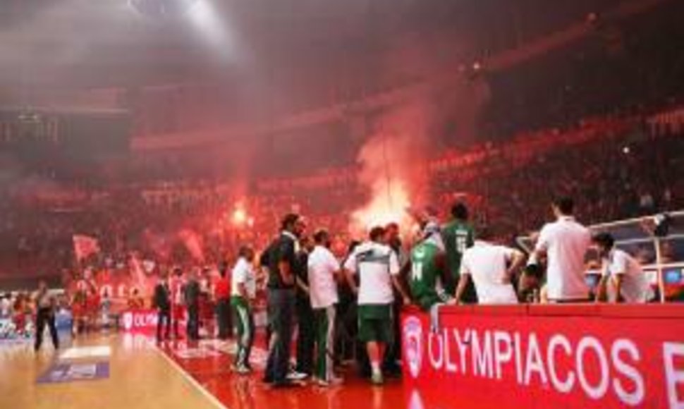 „Olympiakos“ ir „Panathinaikos“ dvikova buvo nutraukta dėl sirgalių riaušių