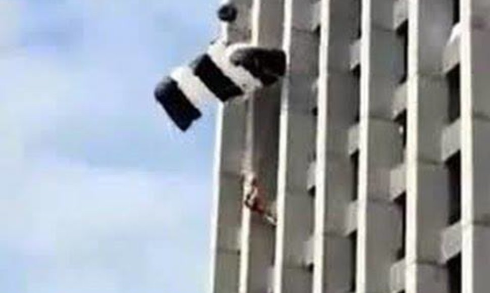 Parašiutininkei po šuolio nuo stogo pasisekė likti gyvai