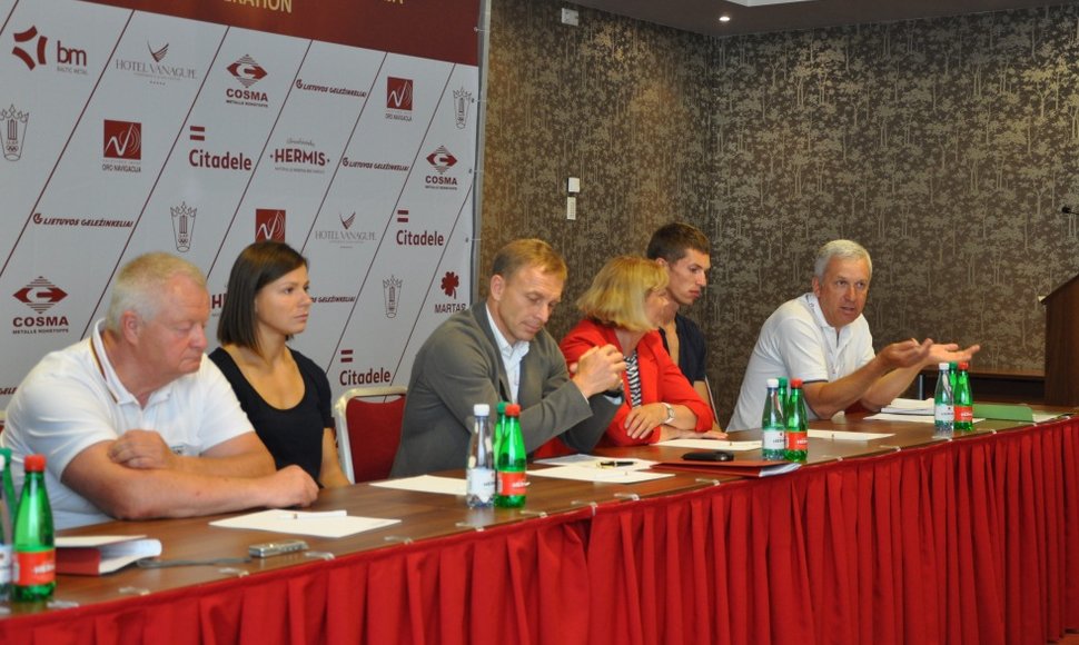 Lengvosios atletikos federacijos atstovų spaudos konferencija: viduryje – E.Skrabulis.