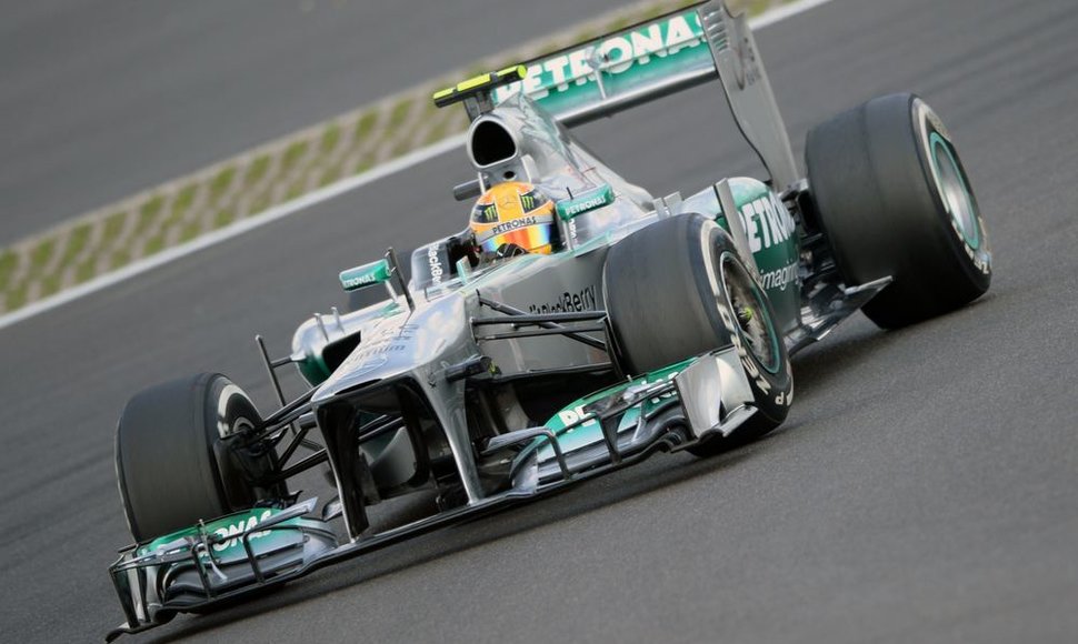 Lewisas Hamiltonas iškovojo pergalę Vokietijos GP kvalifikacijoje
