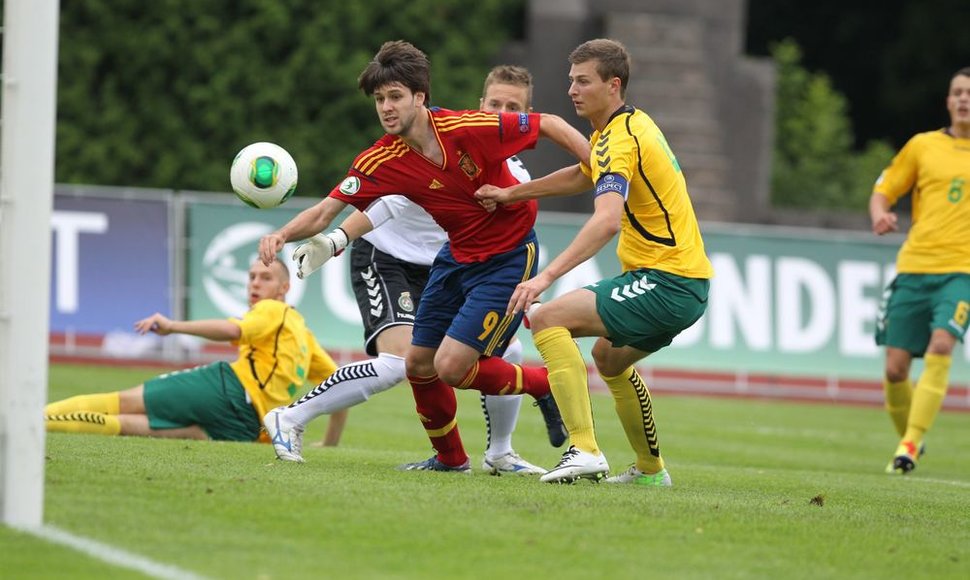 Ispanijos jaunimo rinktinės žaidėjo Ikero Hernandezo įvartis į Lietuvos rinktinės vartus