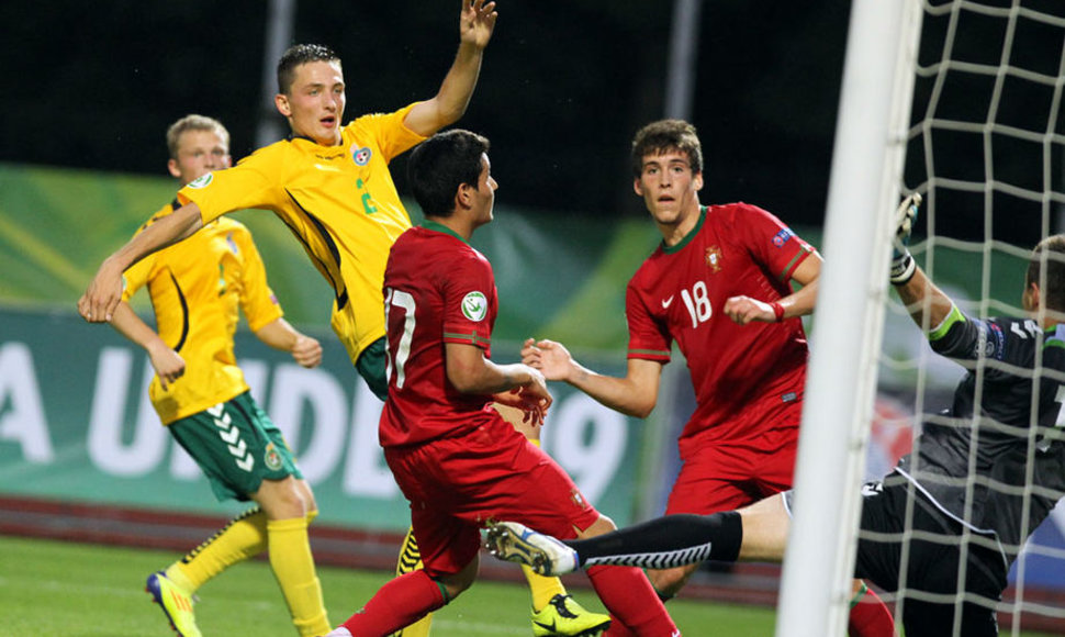 Portugalai pelno antrąjį įvartį į Lietuvos futbolo  devyniolikmečių rinktinės vartus