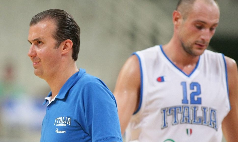 Lietuvos krepšinio rinktinė kovoja su Italijos komanda: treneriscoach: Simone Pianigiani ir žaidėjas Marko Cusinas