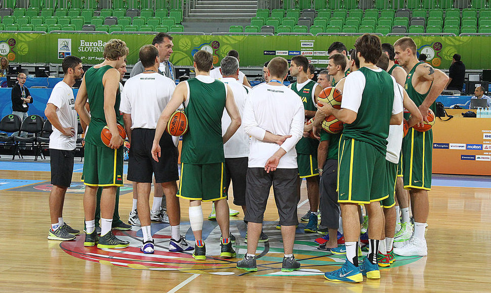 Su Lietuvos krepšinio rinktinės žaidėjais kalbasi Arvydas Sabonis