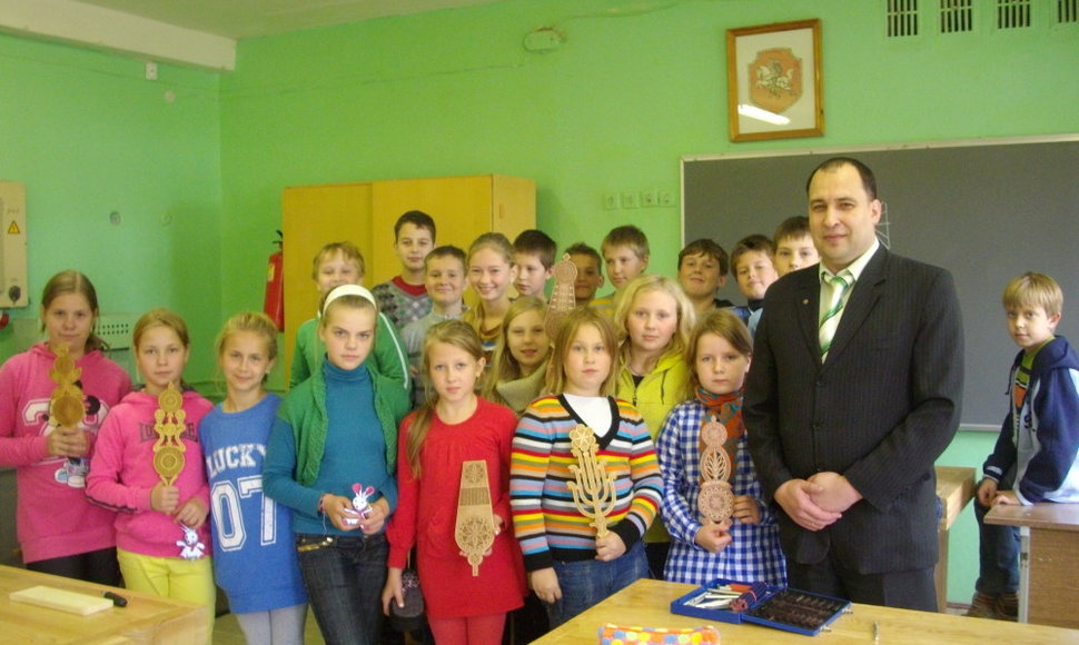 A.Baranausko mokyklos 5 kl. mokiniai su policininku-tautodailininku Albinu Šileika