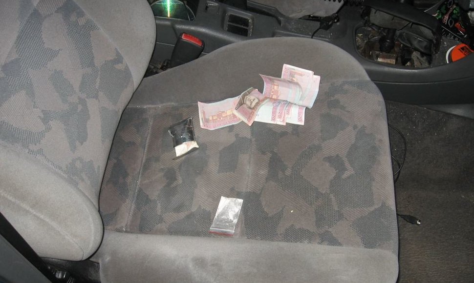 Ant automobilio sėdynės padėti pinigai ir narkotikai