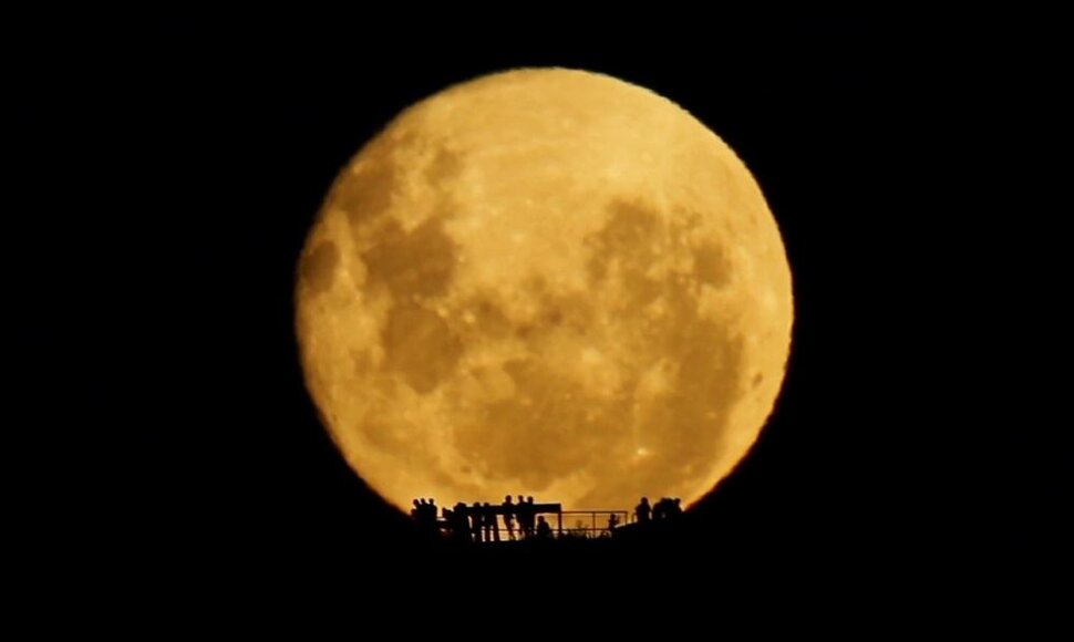 Sausio 28-ąją astrofotografas Markas Gee užfiksavo įspūdingą Mėnulio judėjimą