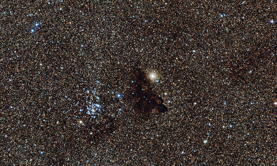Ryškus Šaulio žvaigždynas Paukščių Take ir viduryje tūnantis dujų ir dulkių debesis „Barnard 86“