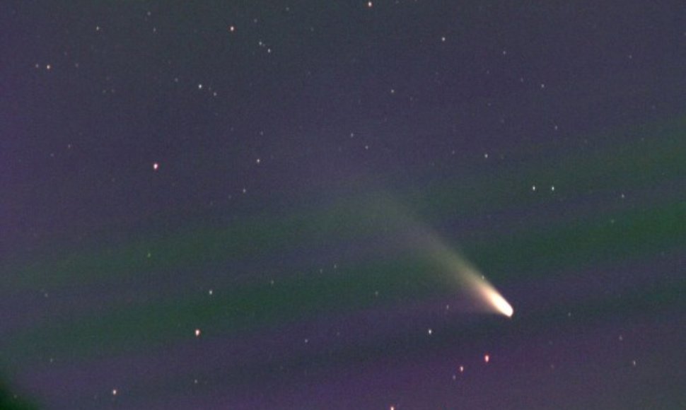 2013 m. vasario 28 dieną daryta kometos nuotrauka, kurioje matyti ryški II dulkių uodega.
