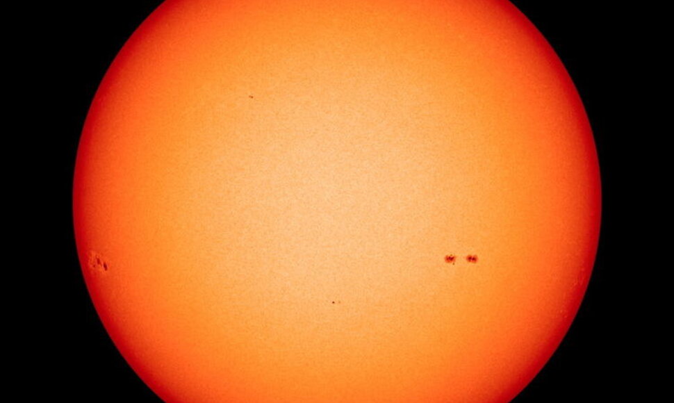NASA teleskopu vasario 28 dieną užfiksuotoje nuotraukoje matomos tik kelios dėmės – per Saulės aktyvumo ciklą toks Saulės „ramumas" yra neįprastas.
