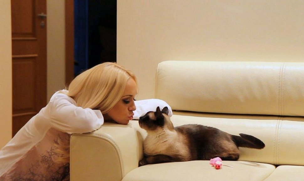 Oksana Pikul su katinu Bondu