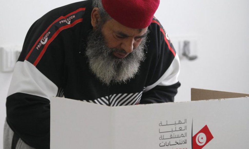 Vyras balsuoja Tuniso prezidento rinkimuose