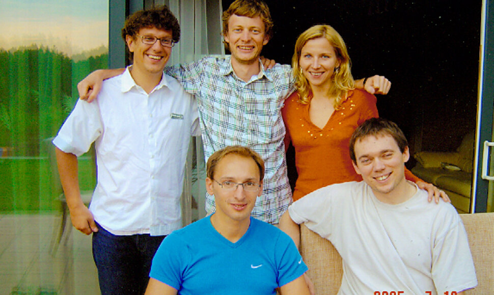 2005 m. liepą įsteigiama UAB &bdquo;15min&ldquo;. Jos keturi įkūrėjai &ndash; Tomas Balžekas, Tomas Bindokas, Vytautė &Scaron;maižytė ir Daumantas Mikučionis. Įmonės investuotojas Edvinas Dovydaitis patiki startuolio komanda ir finansuoja &scaron;io veiklą. 