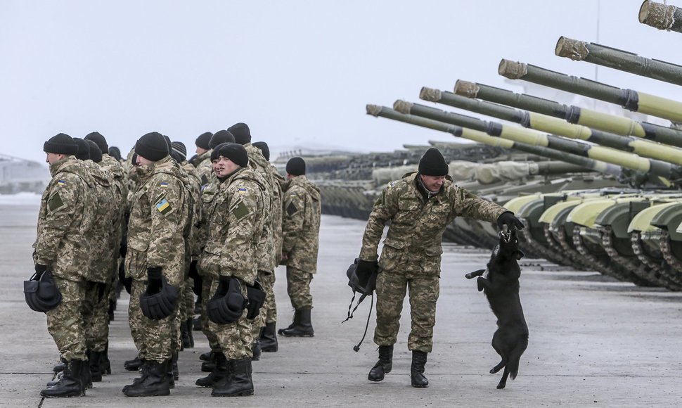 Ukrainos kariai ir jų šuo laukia prezidento P.Porošenkos lėktuvo prie Donecko