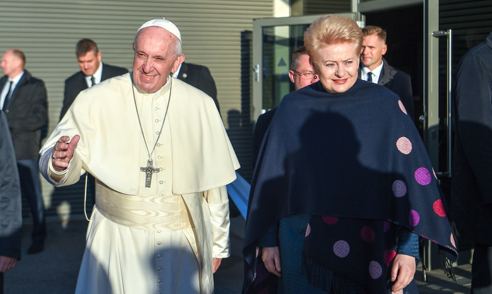 Prezidentė Dalia Grybauskaitė išlydėjo Popiežių Pranciškų