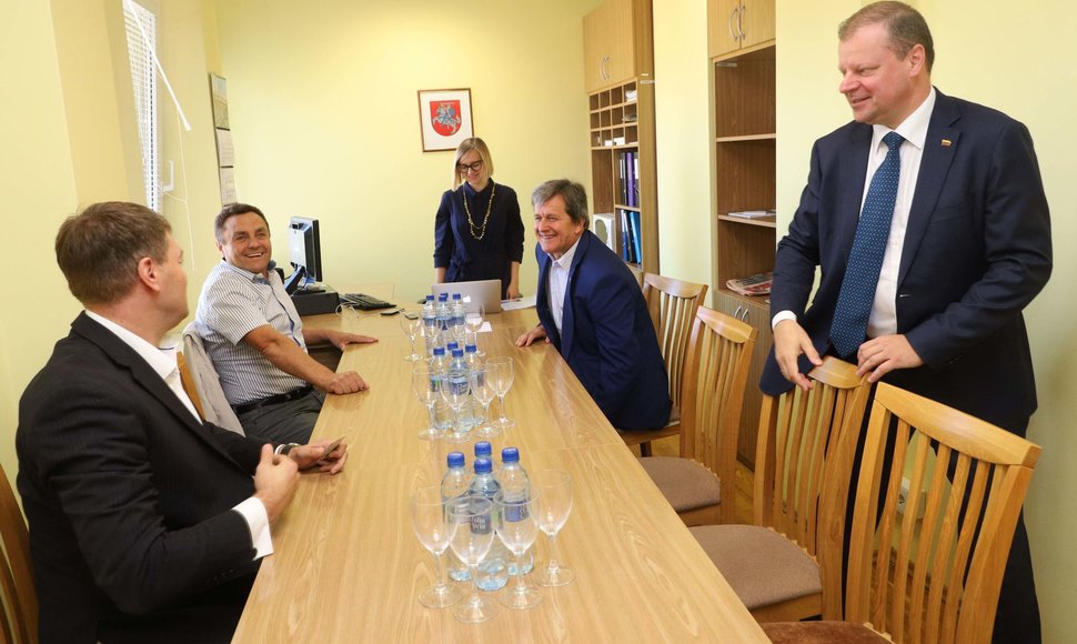 Saulius Skvernelis susitiko su Mišrios Seimo narių grupės atstovais