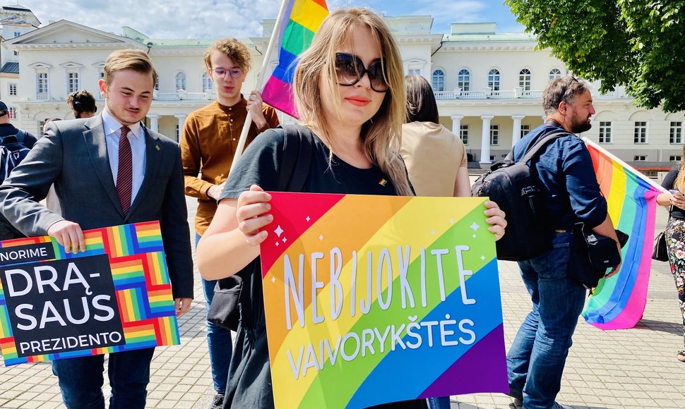 LGBT bendruomenės simbolinė prezidento padrąsinimo akcija – piketas