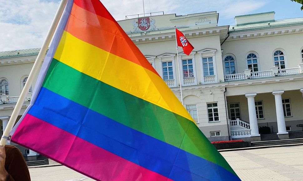 LGBT bendruomenės simbolinė prezidento padrąsinimo akcija – piketas