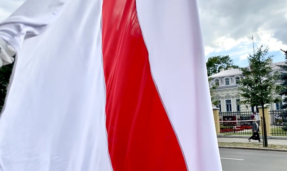 Susirinkę žmonės prie Baltarusijos ambasados Vilniuje