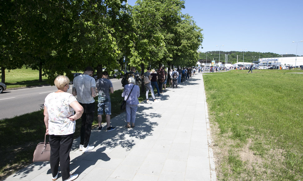 Eilės laukiančiųjų prie „Litexpo“