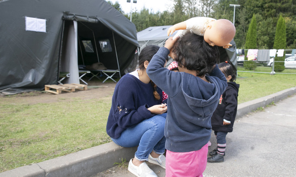 Padvarionių užkardoje pristatyta Austrijos parama – moduliniai būstai pabėgėliams