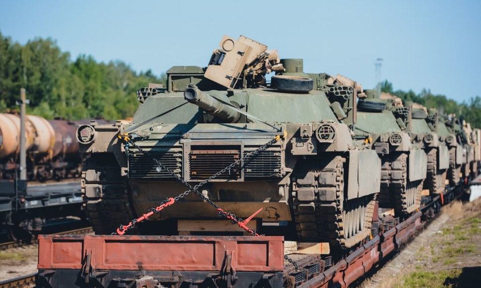 Į Gaižiūnų geležinkelio stotį atvykusi JAV karinė technika (tankai „Abrams“) ruošiami transportavimui į Ruklos karinėje įguloje esančius padalinius.