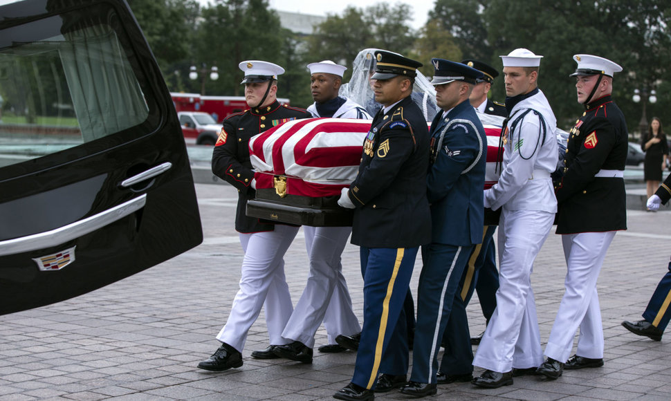 Johno McCaino laidotuvės