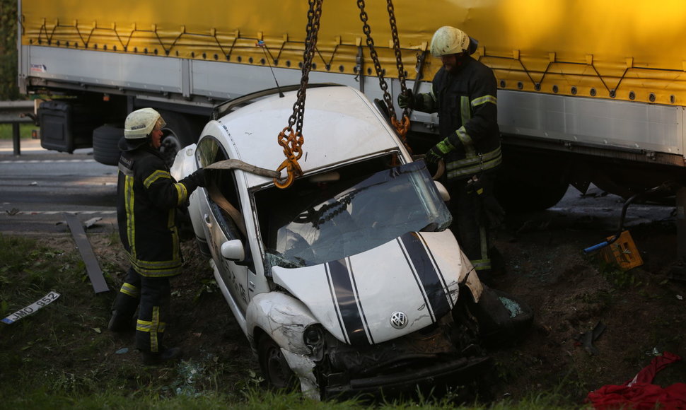 Avarija sostinės Kirtimų g.: susidūrė keturi lengvieji automobiliai ir vienas sunkiasvoris