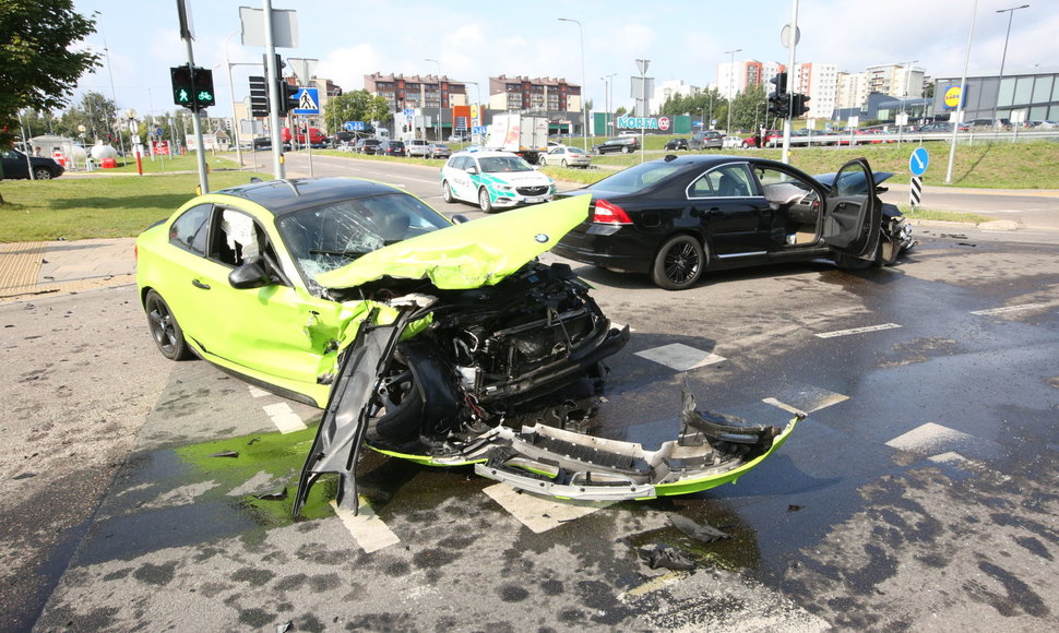„BMW“ ir „Volvo“ avarija Vilniuje S.Nėries gatvėje